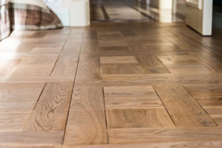 Cr&eacute;ez un espace personnalis&eacute; avec un parquet sur mesure &eacute;l&eacute;gant